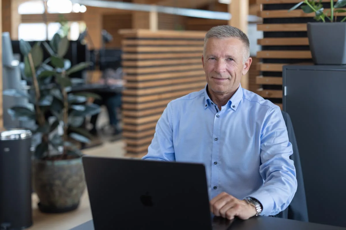 Peter fra City Cleaning sidder ved sin computer